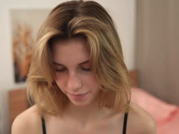 girl
        refined_style cam image #5038014