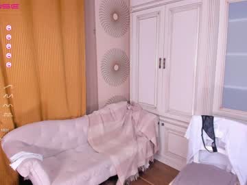 girl
        happiness_call cam image #1231394