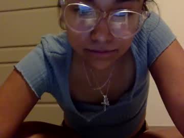 girl
        rleah832 cam image #4870605