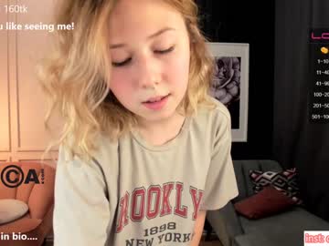 girl
        lottie_shine cam image #860375