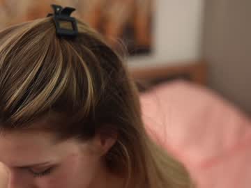 girl
        refined_style cam image #5052130