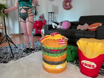 girl
        skyewatson cam image #5090612