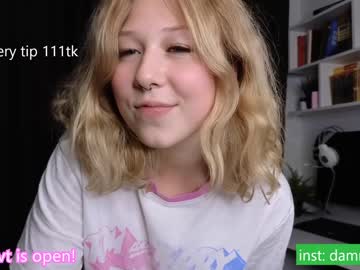 girl
        lottie_shine cam image #2733729