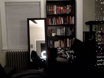 girl
        runacrow cam image #3548060