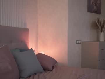 girl
        gold_blond cam image #4311267