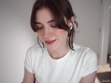 girl
        luna_ai cam image #6081290