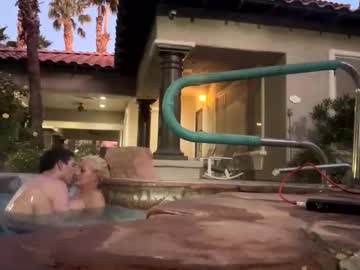 couple
        vegasneonking cam image #5720466