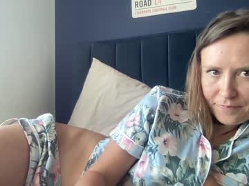 girl
        eatmypie69 cam image #2342360
