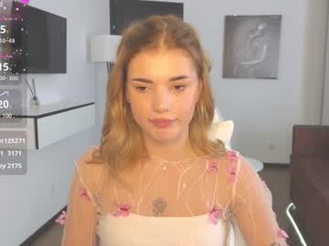 girl
        adri_dream cam image #6528229
