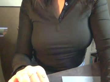 girl
        lillyandhertoyy cam image #3385381