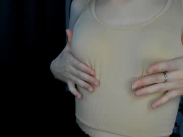 girl
        juliamoorea cam image #2195237