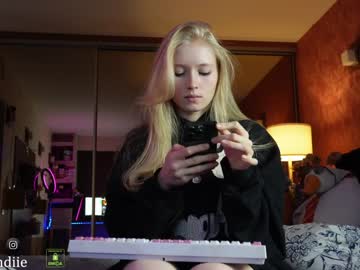 girl
        bestblondiiecb cam image #3099760