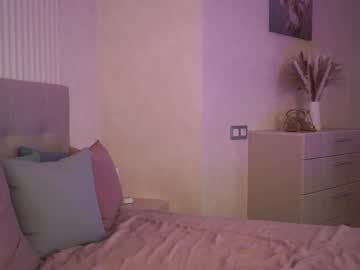 girl
        gold_blond cam image #4447121