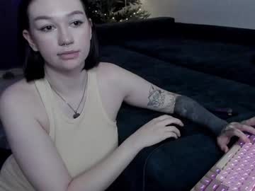 couple
        emmy_m00n cam image #5820550