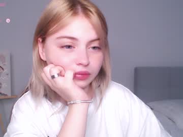 girl
        shy_blondiee cam image #2562646