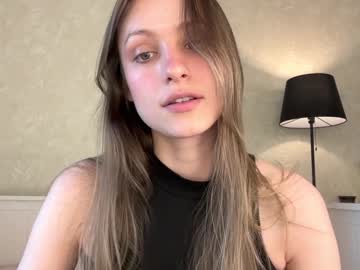 girl
        fflloowweerr cam image #4461316
