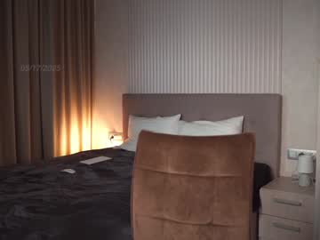 girl
        gold_blond cam image #6797660