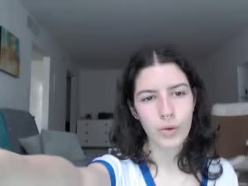 girl
        frenchava cam image #3443685