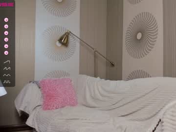 girl
        happiness_call cam image #1813797