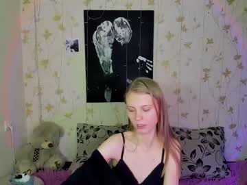 girl
        phoebepaw cam image #4195735