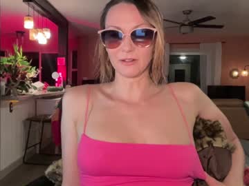 girl
        kaileeshy cam image #6040854