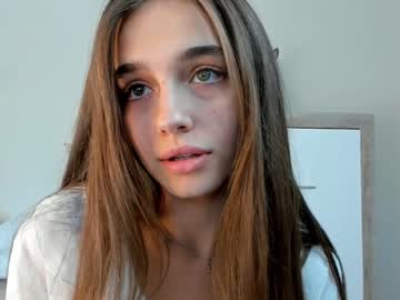 girl
        whitneyfarro cam image #4590150