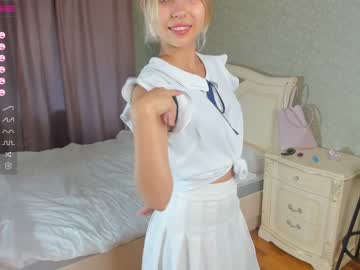 girl
        mooon_and_sun cam image #2156477