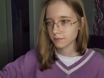 girl
        lowress cam image #6353863