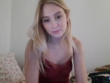 girl
        bellaryderr cam image #489125