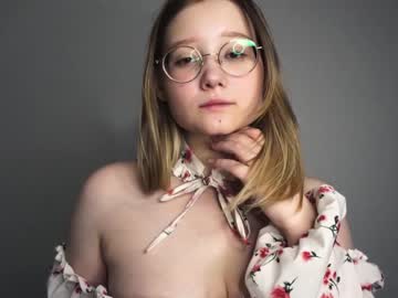 girl
        moon_milking cam image #2911015