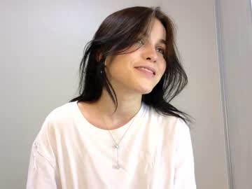 girl
        kr1stinarrow cam image #1943107
