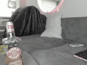 girl
        lonelly_lolly98 cam image #6635298
