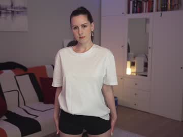 girl
        _blackbee_ cam image #5959773