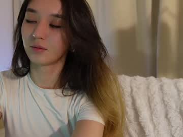 girl
        sarasuo cam image #5972105