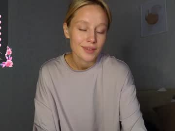 girl
        white_lime cam image #5052396