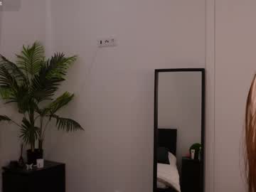 girl
        lilly_colins cam image #5879448