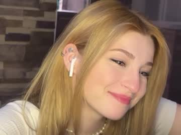 girl
        zoe__0 cam image #6233293
