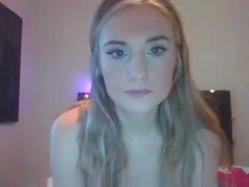 girl
        peachesandcream_1 cam image #3521817