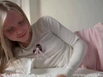 girl
        pureangeldolores cam image #2819193