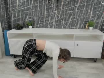 girl
        lynnatlee cam image #3893382