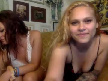 girl
        stormy1223 cam image #1902645
