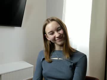 girl
        lynethamm cam image #6898410