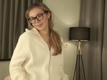girl
        gillianelletson cam image #5636524