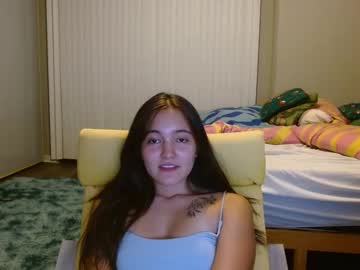 girl
        emma_peaches18 cam image #4618495