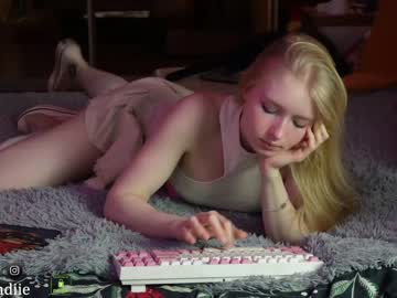 girl
        bestblondiiecb cam image #2941227