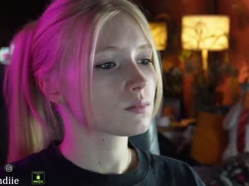 girl
        bestblondiiecb cam image #2885234