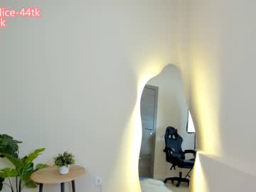 girl
        cassie_palmer cam image #2449570