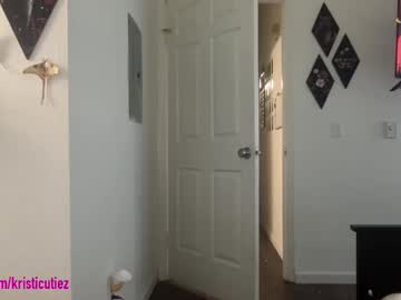 girl
        kristicutiez cam image #6793174