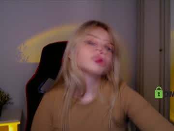 girl
        shy_blondiee cam image #902620