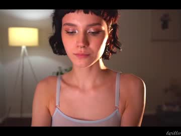girl
        luna_ai cam image #980832
